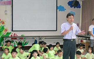 嘉义市幼稚教育学会理事长赵世煇带领一群幼稚园小朋友(着绿色童装)来关心“嘉爱”的学员。（摄影：李撷璎／大纪元）