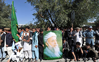 前阿富汗总统遇刺身亡 支持者悼念