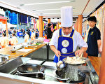 第四届“全世界中国菜厨技大赛”初赛9月22日纽约时代广场举行。图为东北菜参赛者张志学在参赛。(摄影﹕戴兵/大纪元)