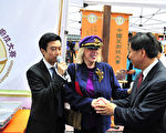 代表“送餐到家”接受捐赠的格林女士（右2）和新唐人电视台总裁李琮（右1）在捐赠仪式上 (摄影﹕戴兵/大纪元）
