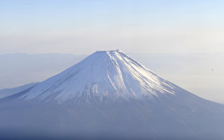 富士山顶积雪  冬天脚步近