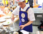 川菜选手陈依春在9月22日新唐人“全世界中国菜厨技大赛”的北美区初赛上。(摄影﹕戴兵/大纪元)