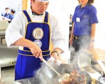 粤菜选手欧超文在9月22日新唐人“全世界中国菜厨技大赛”的北美区初赛上。(摄影﹕戴兵/大纪元)