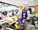 川菜選手黃新宇在9月22日新唐人「全世界中國菜廚技大賽」北美區初賽上。(攝影﹕戴兵/大紀元)