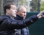 圖中左一為現任俄總統梅德韋杰夫，右一為普京。兩人在9月24日居民區前交談。     （圖片來源：Getty images）