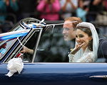 威廉王子開著老爺車，拉著新娘凱特。(Jeff J Mitchell/Getty Images)