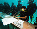馬爾代夫的海拔很低，全球氣候變遷會對該國產生很大的影響。2009年10月，該國舉辦水下內閣會議，希望全球關注這一問題。(AFP PHOTO/HO/MALDIVES PRESIDENCY/Mohamed Seeneen)