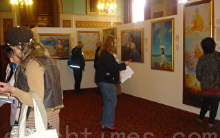 “真善忍”画展在英国曼彻斯特市政厅展出