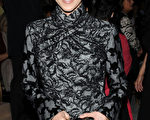 莫文蔚出席米兰时装周，身材纤细高挑的她，身穿名牌黑色镂空蕾丝旗袍，显得优雅端庄。(Photo /Getty Images)
