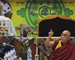 2011年9月23日，西藏精神领袖达赖喇嘛在达兰萨拉的藏族宗教会议上发表讲话并坚称，中共对此事无权置喙。(STRDEL/AFP/Getty Images)