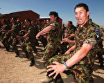 2003年9月，新西兰派出的维和部队在阿富汗接管巴米扬重建任务时表演传统毛利战舞。(NATACHA PISARENKO/AFP/Getty Images)