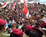 9月26日，成千上万反政府抗议者在也门伊布省省会高呼口号，要求审判萨利赫。（AFP PHOTO/STR）