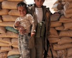 目前全球有100个国家签署一项国际协定，矢言阻止儿童被迫上战场。图为阿富汗童兵（右）抱着他的弟弟。（图片来源：BAY ISMOYO／AFP）
