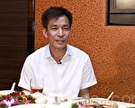 香港餐飲名家梁驅騰2011年9月28日表示，希望更多本地廚師參加新唐人的「全世界中國菜廚技大賽」，發揚粵菜特色。（攝影：余鋼／大紀元）