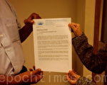 印尼法輪大法佛學會會長Godot把請願書遞給韓國駐印尼大使館工作人員（大紀元）