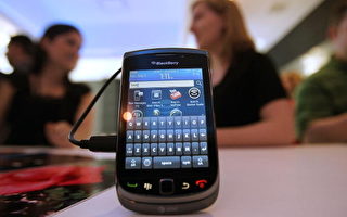 全球4大洲的数百万黑莓机用户现在既不能收电邮，也无法用即时通或上网。图为2010年8月3日，在纽约新闻发布会上亮相的一款黑莓Torch 9800手机。（ Mario Tama / 2010 Getty Images）