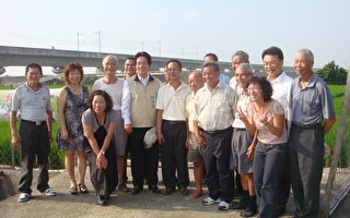 台南市长赖清德（左4）与芳荣米厂产销班的农民，张柏尧（左5）荣获100年全国十大经典好米。（摄影：陈勤／大纪元）