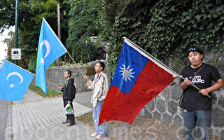 中共建政日温哥华民众中领馆前抗议屠杀