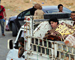 过去几天，利比亚临时政府（NTC）部队在北约空袭的掩护下驱逐卡扎菲部众时，每天有近千名居民逃出苏尔特。 （AFP）