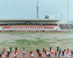 中國大陸黑龍江省大慶萬名法輪功學員在大慶體育場集體煉功（1998年5月3日）