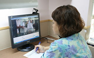 嘉義基督教醫院透過免費線上視訊系統(SKYPE)與腎友視訊交談，護理人員正透過線上系統進行換液技術交流。（翻攝：蘇泰安／大紀元）