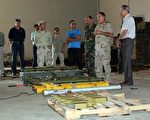 10月1日，利比亚临时政府将军阿迪亚（Mohammed Adia，右2）称，卡扎菲军火库中近7,000枚SAM-7防空导弹失踪。（AFP PHOTO/ABDULLAH DOMA）