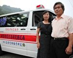 晨軒梅老闆娘王貴香捐救護車給信義鄉玉山消防分隊，回報42年前鄉親的救命之恩，希望在緊急時搶救更多的鄉親。（晨軒梅提供）