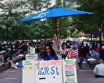 纽约祖科提公园（Zuccotti Park）内，抗议民众设置“占领华尔街”活动的服务台(Spencer Platt/Getty Images)