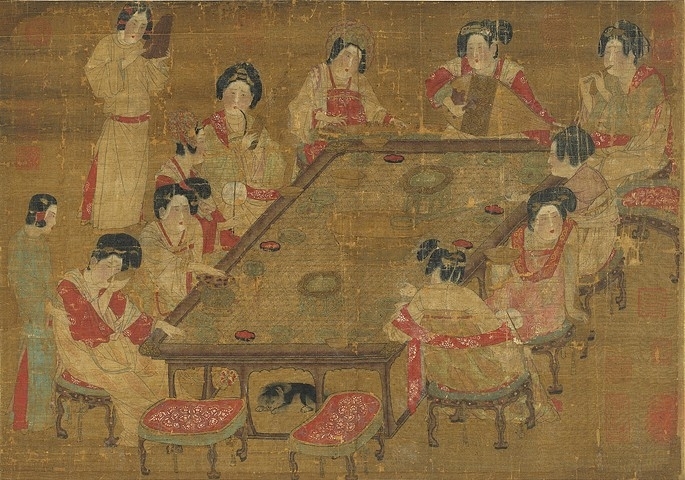 唐人宮樂圖。本幅無作者名款。畫後宮女眷十人環案而坐,中四人正吹奏胡笳、琵琶、古箏與笙助興。侍立二人中,一女執拍相和,其餘眾人坐聽,狀至閒適。國立故宮博物院 藏。(公有領域)