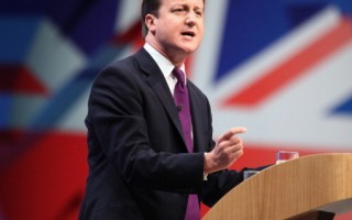 英国首相呼吁国人发挥顽强精神度过难关