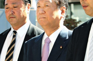 叱咤日本政坛的小泽一郎出庭受审