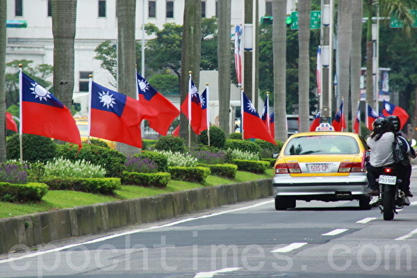 圖片新聞：中華民國國慶將至 台北街頭國旗飄揚 | 大紀元