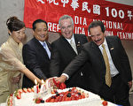 中华民国驻墨西哥代表李新颖（左2）夫妇与墨国参议院外委会亚太小组秘书长卡斯特洛（右2）共同切蛋糕，祝贺中华民国100岁生日。（驻墨代表处提供）