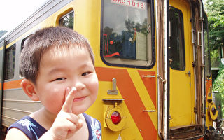 台铁“火车环岛接力”最后一棒，由EMU700型列车担纲，由新票选出今年4岁、外号胖虎的赖暐锜任“一日列车长”。（台铁提供）