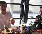 中华民国陶艺协会理事长李仁耀〈右〉到陶艺家李志豪的茶席交流。（摄影:李容耕 / 大纪元）