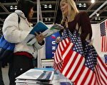 2005年在香港举办的美国高等教育展览会，北美的大学发现，留学生作弊和抄袭的比例高于本国学生。( TED ALJIBE/AFP/Getty Images)