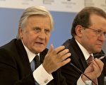 10月6日，歐洲央行行長特里謝（左）宣佈，重新啟動兩年前為應對美國雷曼兄弟銀行倒閉引發的國際金融危機時的特別措施，幫助那些深受歐債危機威脅的金融企業。（AFP PHOTO / BARBARA SAX）