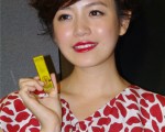 为YSL彩妆新柜站台的台湾女星陈妍希，以光泽肌肤，搭配浓烈眼影及唇彩，突破清新形象，呈现华丽红唇妆容。（摄影: 黄宗茂 / 大纪元）