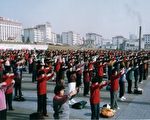 中国大陆山东威海市环翠区法轮功学员在市府前广场集体炼功（1999年7月20前）