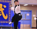 男子器械組2338號選手李若文表演北少林﹐八卦單刀。(攝影﹕戴兵/大紀元)