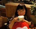 李靖惠電影《麵包情人》在釜山首映，她在韓劇《秘密花園》咖啡店點了一杯濃純的咖啡體驗幸福。（圖/海鵬提供）