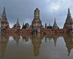 泰國洪災最嚴重的古都大城府，洪水高度超過一米，不但佛塔整片泡在水裡，連巨大的臥佛都泡在水中。（攝影：PORNCHAI KITTIWONGSAKUL/AFP/Getty Images）
