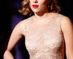 圖為好萊塢女星史考莉‧嬌韓森，出席上個月的米蘭時裝週時留影。（攝影：Vittorio Zunino Celotto/Getty Images）