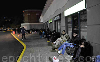 不畏寒冷 溫哥華數百人整夜排隊買iPhone 4S
