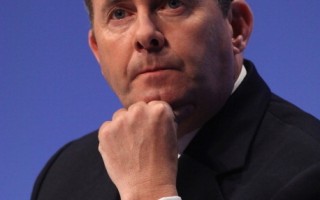 公私界限似模糊 英國國防大臣辭職