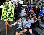 「佔領華爾街」抗議者的訴求五花八門，其中有一些是沒有工作的年輕人。圖為洛杉磯抗議者。（ROBYN BECK/AFP/Getty Images）