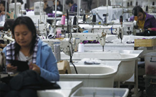 广东省东莞市望牛墩镇一间内衣制衣厂，只有寥寥可数的几个工人在上班。（大纪元资料室）