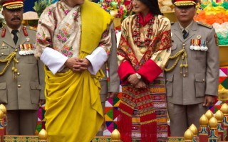 不丹国王迎娶平民娇妻 一见倾心跪地求婚