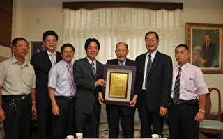 乌脚病之父王金河医师（右3），16日由台南市长赖清德颁赠“卓越市民”奖牌，表彰其仁心仁术。 (台南市政府提供)