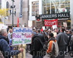 2011年10月15日，加拿大卡爾加里約500名市民在銀行家大廈前舉行“佔領卡爾加里” 集會。(攝影:林採楓/大紀元)